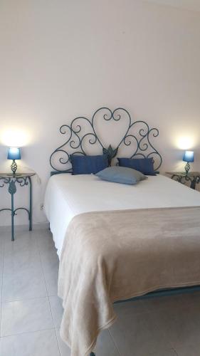 En eller flere senge i et værelse på Porto de Mós Apartment