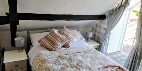 A bed or beds in a room at Bank Villa 