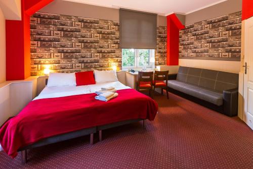 Una cama o camas en una habitación de Hotel Przystanek Torun