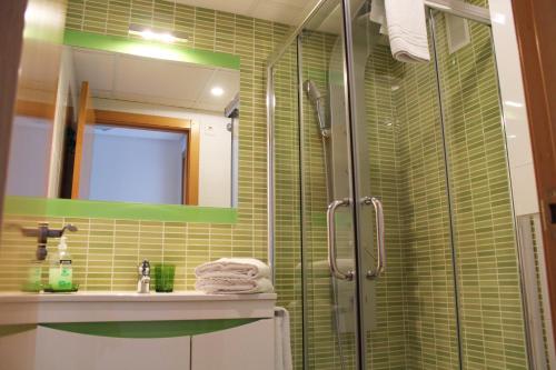 ein Bad mit einer Dusche und einem Waschbecken in der Unterkunft 2-bedroom apartment in Torre Lúgano 58 in Benidorm