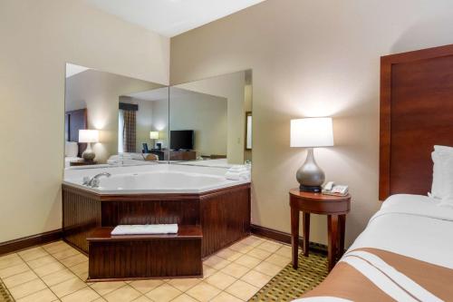 Ett badrum på Quality Inn & Suites Decatur - Atlanta East