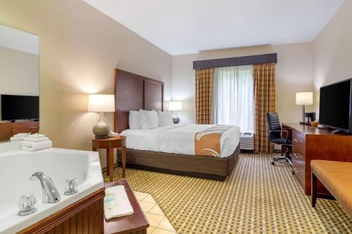 Rúm í herbergi á Quality Inn & Suites Decatur - Atlanta East