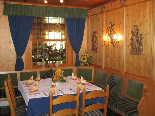 a dining room with a table and chairs and a window at Gasthof Rodachtal mit Gästehaus Katharina in Schwarzenbach am Wald