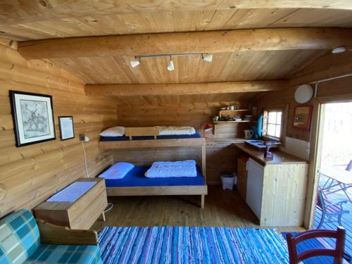 a room with two bunk beds in a cabin at Kvila Hytteutleie in Garmo