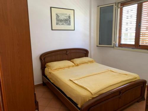 a bedroom with a bed in a room with a window at Apartments Vila Cala in Durrës