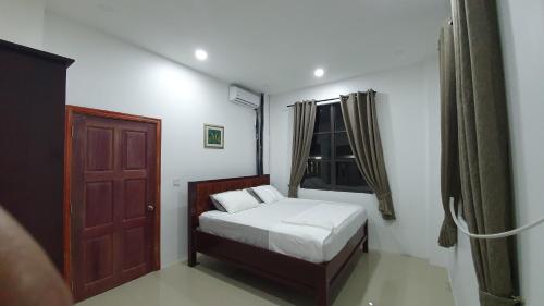 En eller flere senge i et værelse på Apex boutique apartments