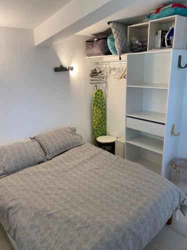 een slaapkamer met een bed en een boekenplank bij Location gîte campagne en Provence - Vaucluse in Pernes-les-Fontaines