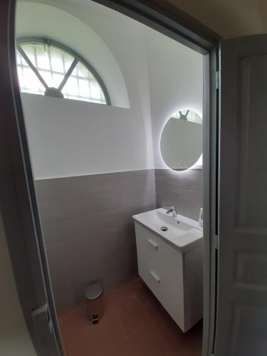 Ένα μπάνιο στο F3 FENETRE SUR JARDIN VUE MER ET MONTAGNE pour 4 VOYAGEURS