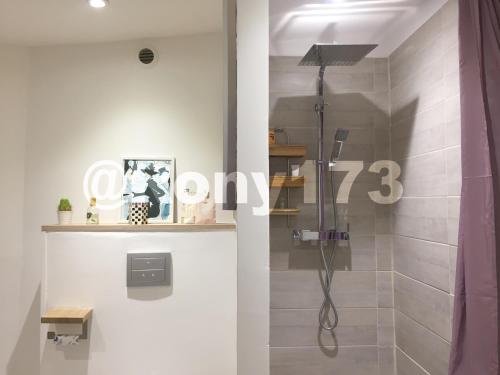 une salle de bain avec une douche avec une porte vitrée dans l'établissement Studio proche mer et ville TOULON 2 pers, à Toulon