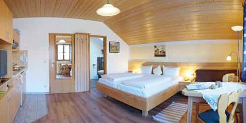 Landhaus Petra في باد فسينغ: غرفة نوم بسرير كبير وطاولة فيها