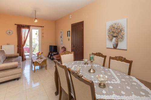 Ruang duduk di Alkithea, cozy apartment with amazing sea view