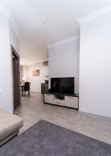 Телевизор и/или развлекательный центр в Downtown Suites Yerevan