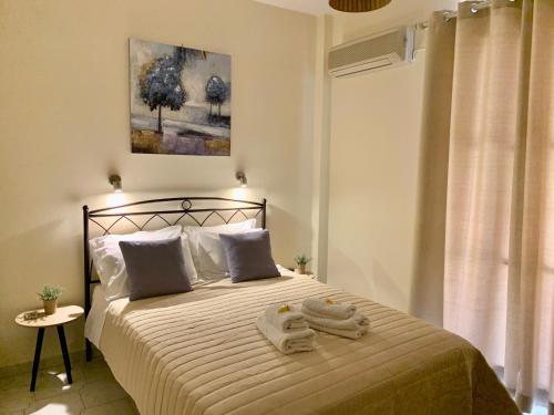 Łóżko lub łóżka w pokoju w obiekcie Costas Rooms