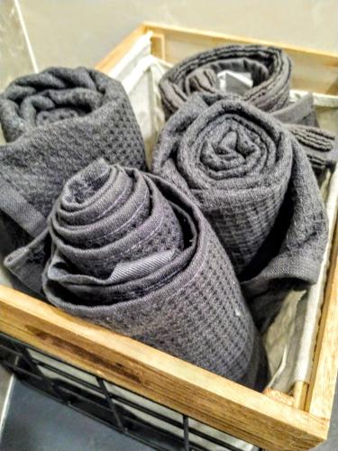 a wooden crate filled with gray knitted blankets at Loft Porte Sud in Olhão