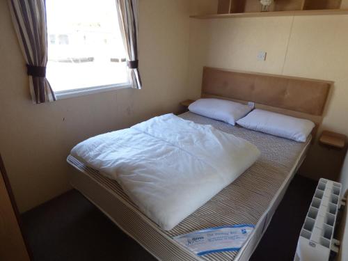 Tempat tidur dalam kamar di Orchards 16 at Southview Leisure Park