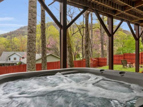 Soco Serene Cabin in the Heart of Maggie Valley