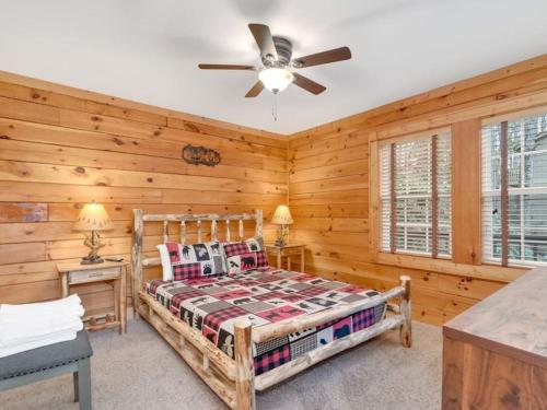Ένα ή περισσότερα κρεβάτια σε δωμάτιο στο Soco Serene Cabin in the Heart of Maggie Valley