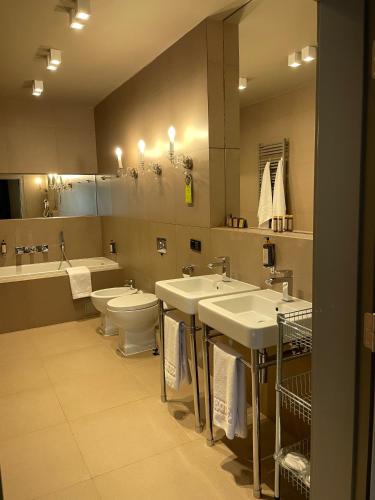 a bathroom with two sinks and two toilets at REZYDENCJA BOHEMA in Szczawno-Zdrój