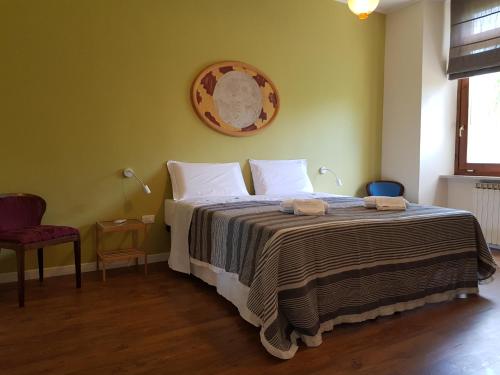 Un dormitorio con una cama con dos toallas encima. en Appartamento Binario 1, en Verona