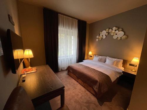 a hotel room with a bed and a window at REZYDENCJA BOHEMA in Szczawno-Zdrój