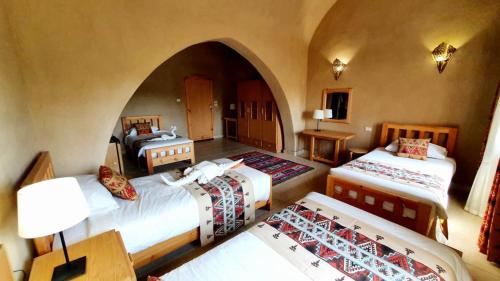 Ένα ή περισσότερα κρεβάτια σε δωμάτιο στο Embrace Hotel