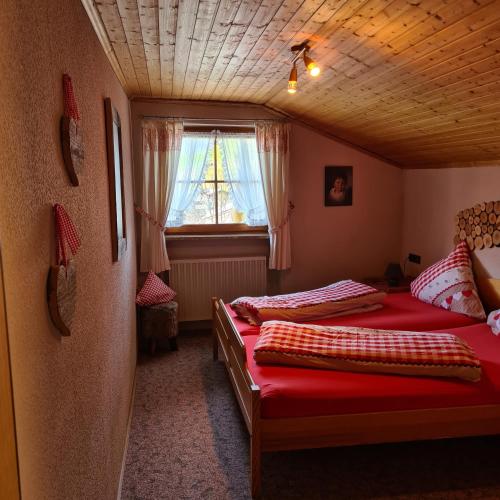 ein Schlafzimmer mit zwei Betten und einem Fenster in der Unterkunft Haus Cornelia in Jungholz