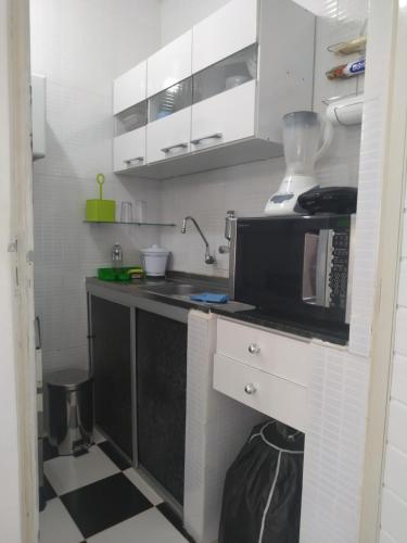 Η κουζίνα ή μικρή κουζίνα στο Apto Completo, privativo, garagem portao automatico