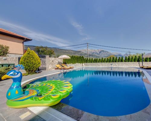una piscina con un pato de goma en un patio en Villa Ilijana, en Tivat