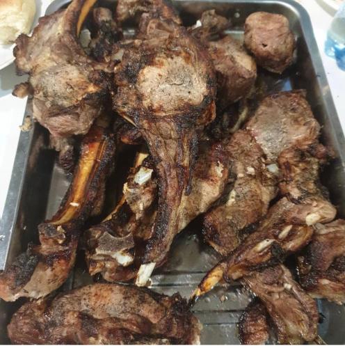 Makanan di atau berdekatan rumah tamu ini