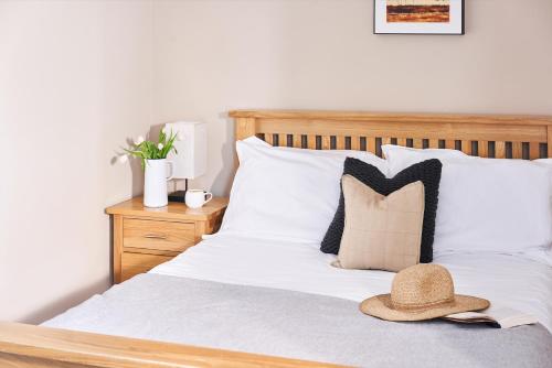 Voodi või voodid majutusasutuse Swallows End - Apartment with hot tub, sauna and pool (Dartmoor) toas