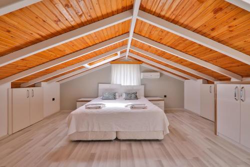 A bed or beds in a room at Duygu Apart