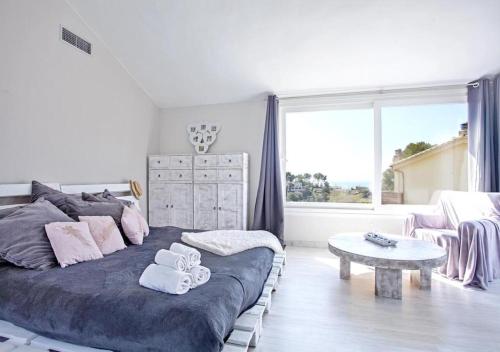 Ένα ή περισσότερα κρεβάτια σε δωμάτιο στο Chillout House with heated pool 29 C Sea & Mountain view