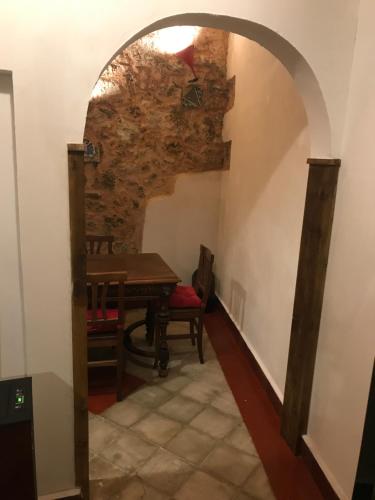 an archway leading into a dining room with a table at Le Prigioni del Palazzo B&B in Sora