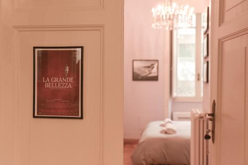 Cette chambre comprend un lit et un lustre. dans l'établissement Colazione Al Vaticano Guest House, à Rome