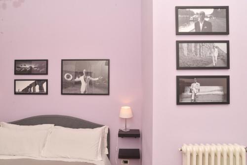 um quarto com fotografias a preto e branco na parede em Colazione Al Vaticano Guest House em Roma