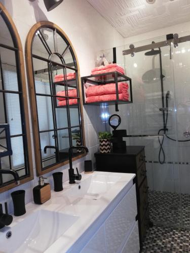 Ein Badezimmer in der Unterkunft Appartement terrasse esprit loft vue sur mer