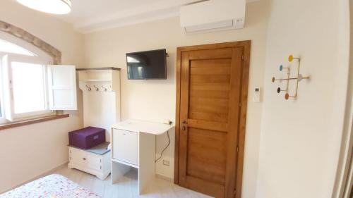 Una televisión o centro de entretenimiento en Dimora Igea b&b