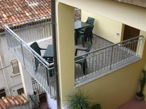 un balcón con mesa y sillas. en B&B Il Vecchio Portale en Laino Borgo