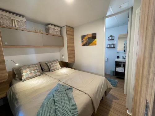 ein Schlafzimmer mit einem großen Bett in einem Zimmer in der Unterkunft ROVINIA mobile home in Rovinj