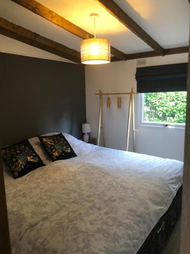 Un pat sau paturi într-o cameră la 8F Lakeside Lodge Caer Beris Builth Wells