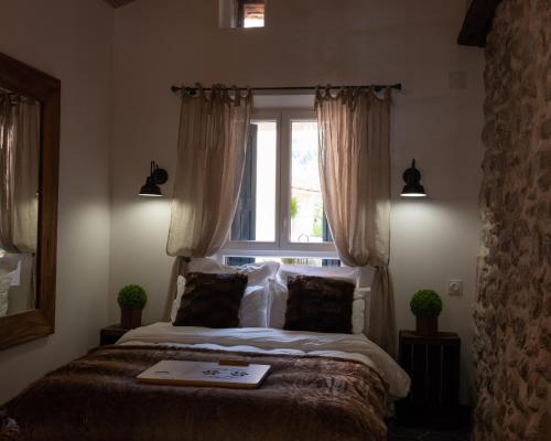 une chambre avec un lit avec une fenêtre dans l'établissement Suite parentale Au bonheur des ours, à Sahorre