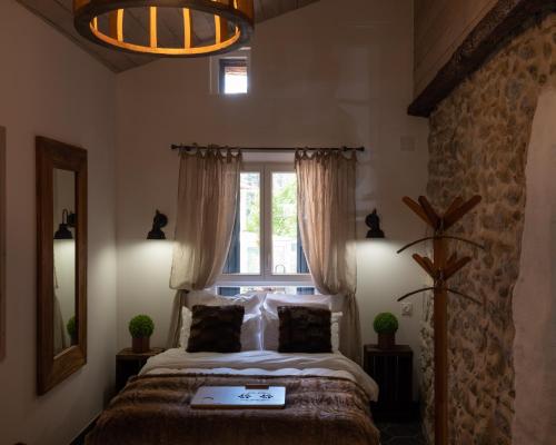 una camera con un letto e una finestra di Suite parentale Au bonheur des ours a Sahorre