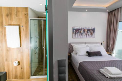 Chrysi's Ocean View Retreatにあるベッド