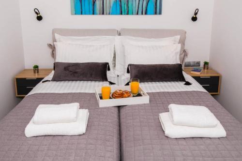 Chrysi's Ocean View Retreatにあるベッド