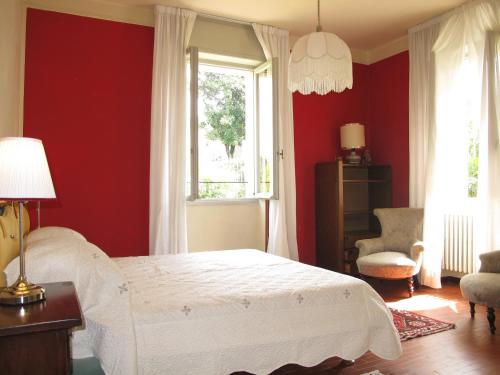 サン・フェリーチェ・デル・ベナーコにあるPorteselagoの赤いベッドルーム(ベッド1台、窓付)