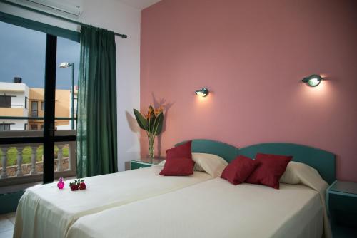 Un pat sau paturi într-o cameră la Theoni Apartments