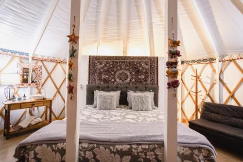 Katil atau katil-katil dalam bilik di Yurt, romântico e luxuoso, natureza e cachoeiras