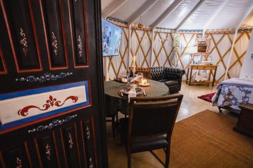 Ruang duduk di Yurt, romântico e luxuoso, natureza e cachoeiras