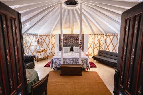 Katil atau katil-katil dalam bilik di Yurt, romântico e luxuoso, natureza e cachoeiras