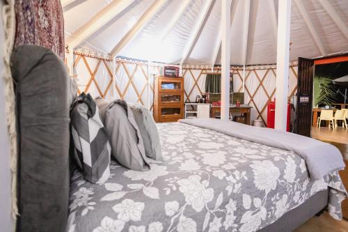 Katil atau katil-katil dalam bilik di Yurt, romântico e luxuoso, natureza e cachoeiras